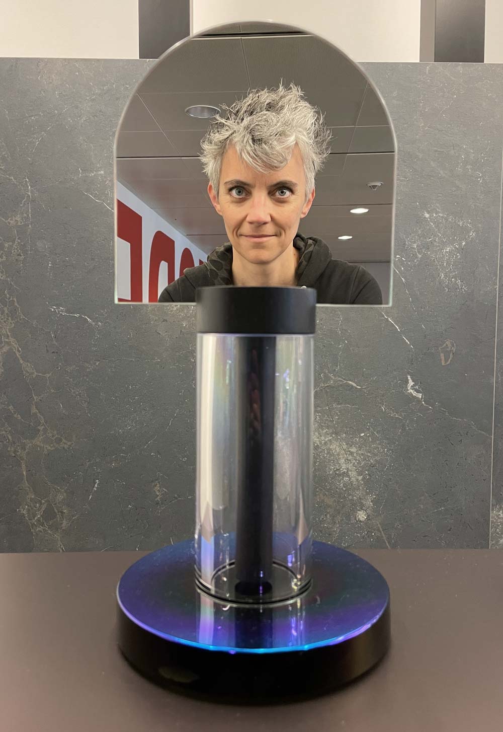 Patricia Ribault à l’exposition Atmoism, du designer Hermann August Weizenegger, Berlin, 2021